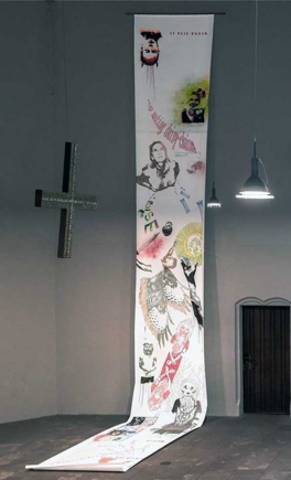 Papierrolle in der Johanneskirche, anlässlich der Ausstellung Adam & Eva Eva & Adam